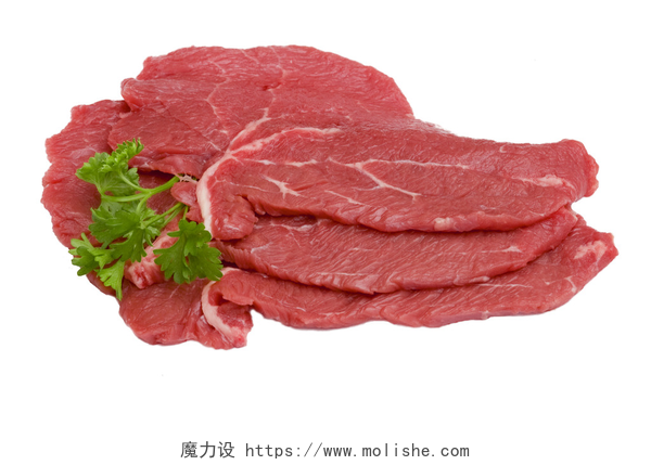 白色背景上的新鲜牛肉香菜牛肉三件